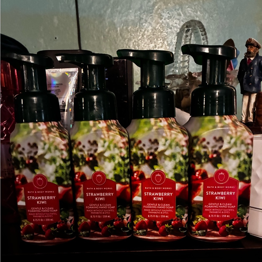 Bath & Body Works Strawberry Kiwi Foaming Hand Soap (4) - Picture 1 of 5